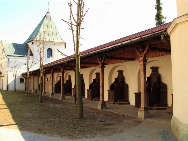 Bazylika Zwiastowania NMP w Leżajsku – wzniesiona w miejscu, gdzie według tradycji ukazała się w 1590 roku Tomaszowi Michałce Matka Boska. Sprawują nad nią opie