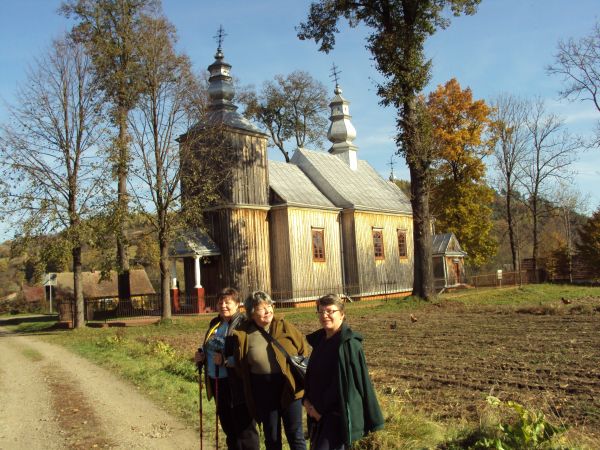 przed / obok : cerkiew grecko-katolicka pw. Jana Chrzciciela, z 1837 roku. Od 1946r. świątynię użytkowano jako kościół rzymsko-katolicki. Od lat 90-tych XX wiek