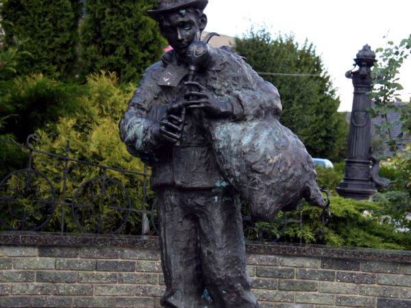 Rzeźba koźlarza na rynku w Zbąszyniu