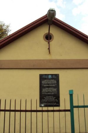 ohel cadyków : Cwi Hirsza Kohena i Józefa Friedmana. - o tym też na tablicy. Żyd zamieszkały na obszarze kahału - gminy żydowskiej, po śmierci musiał być pogrze