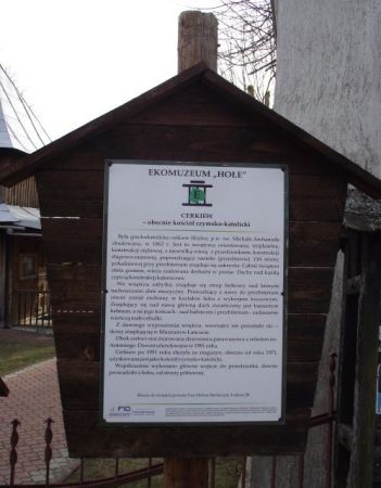 plansza z informacjami o świątyni, tam też o tym że po 1951r. tj. po wysiedleniach ludności a przed zasiedleniem ludnością napływową cerkiew służyła jako magazy