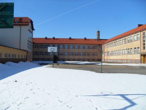 Dziedziniec szkoły i hal sportowych