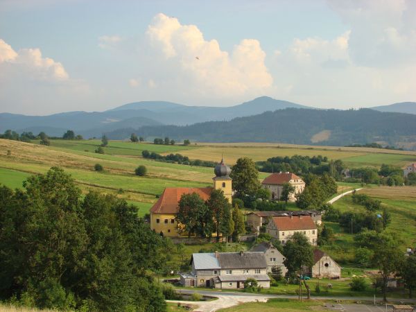 Skrzynka - miejscowość u podnóża Gór Złotych.