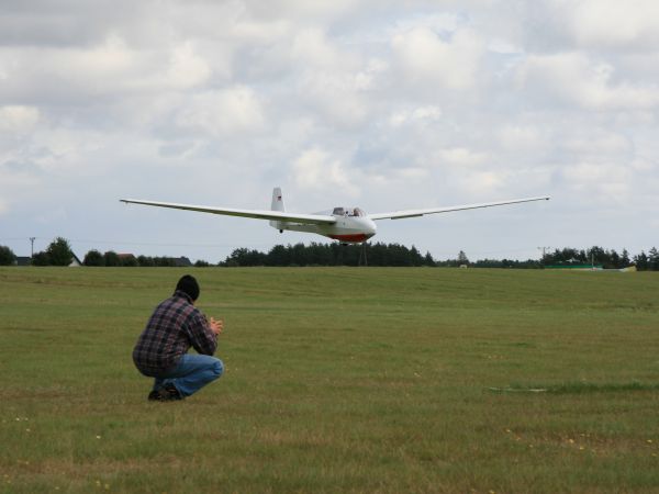 Lądowanie na lotnisku w Kornem