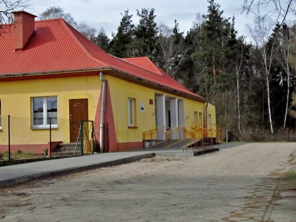 Frontowa ściana przedszkola z odnowionym dla bezpieczeństwa dzieci, wejściem do budynku.