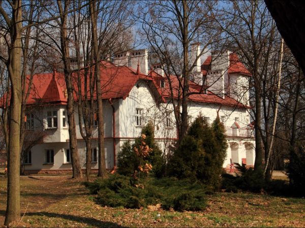 Dwór z XIX w. Gruntownie przebudowany w 1910 roku. Obecnie szkoła podstawowa .  Park krajobrazowy z aleją dojazdową z XIX w.