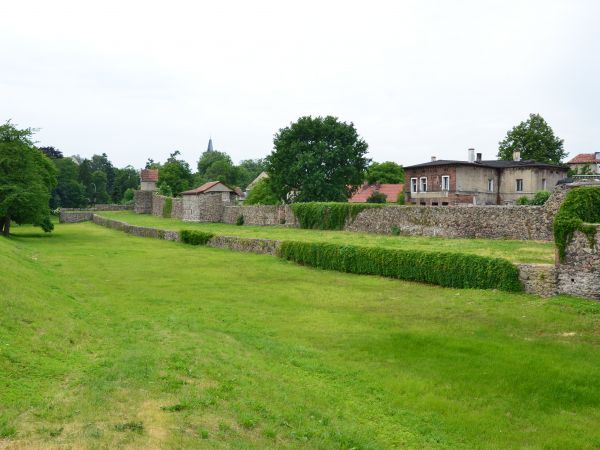 Niezwykłe, podwójne mury obronne