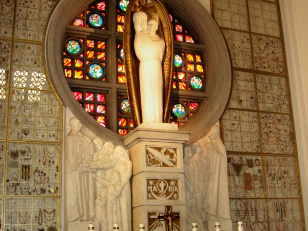 Niepokalanów - Sanktuarium Maryjne. Wnętrze Bazyliki Mniejszej.