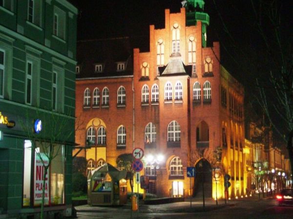 Września - ratusz nocą