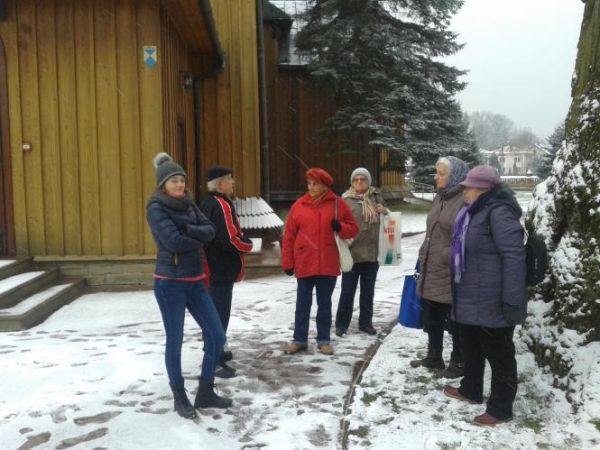 dzieje kościoła w przekazie, a przekaz bogaty - bo i na mapie - tu na portalu - jest, iż to kościół z XIV wieku, i nam coś wiadomo, że tu pod prezbiterium w kry