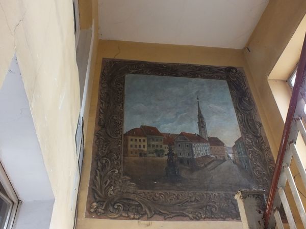 Malowidło na klatce schodowej domu w rynku  przedstawiające dawny ratusz