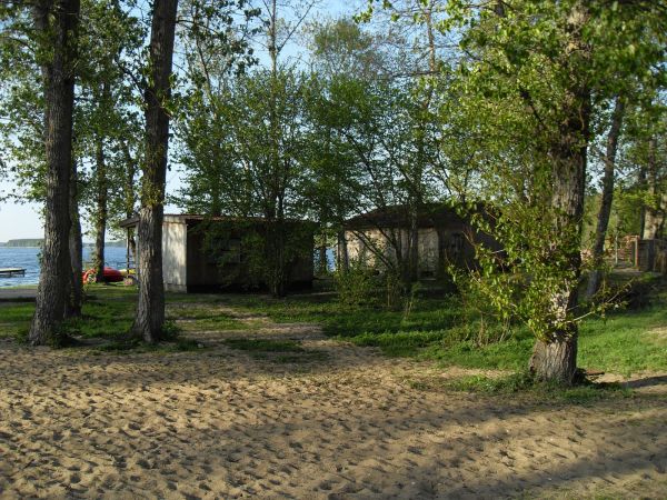 Ale można i tak, nad samą wodą. Takich obiektów wokoło jeziora jest mnóstwo.