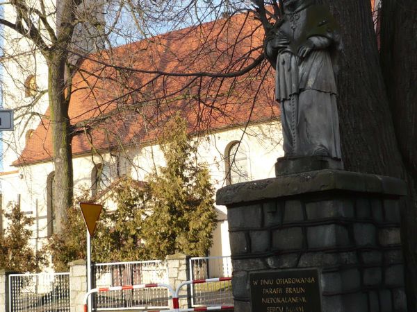 Figurka Św. Jana Nepomucena ufundowana przez mieszkańców Bralina.