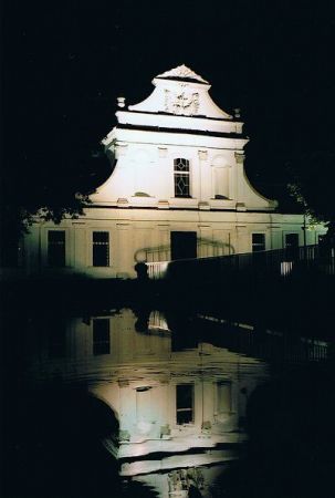 Kościół barokowy p.w. Św. Jana Nepomucena - powstał na wyspie w latach 1741-47, z fundacji Tomasza Antoniego Zamoyskiego.