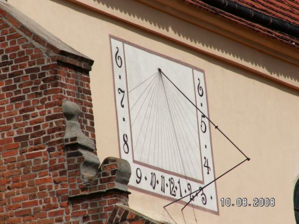 Zegar słoneczny na kościele
