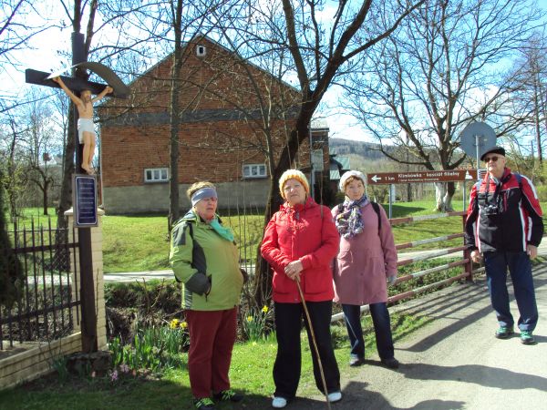 przy krzyżu z figurą Chrystusa, dalej mostek nad Potokiem Świętokrzyskim - bo od Świętego Krzyża a pod takim wezwaniem kościół pod lasem, filialny - odpust 3 ma