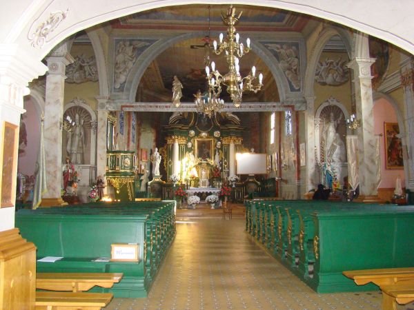 Ołtarz główny późnobarokowy, z ornamentami, obrazami i rzeźbami z XVIII wieku. Polichromia nawy w stylu rokokowym, wykonana po 1800 roku.