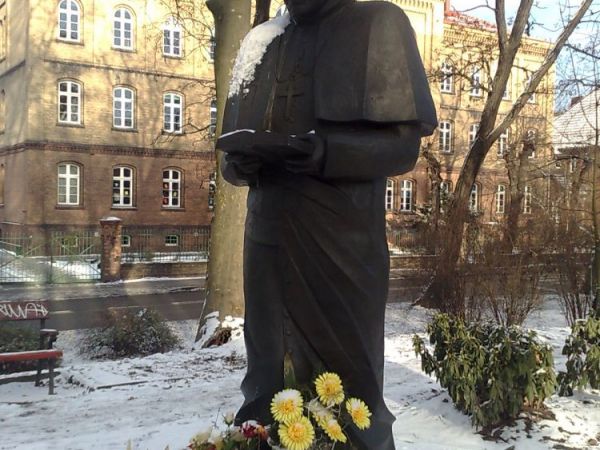 Pomnik Jana Pawła II na rawickich plantach.