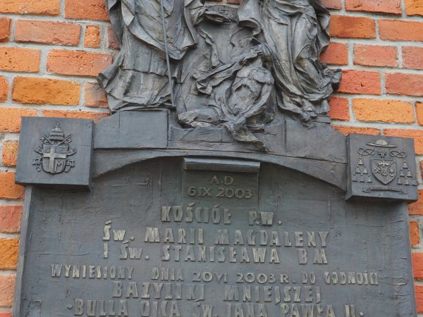 Rodak ze Szczepanowa - Stanisław, późniejszy biskup krakowski - 750 lat temu był kanonizowany i o tym wspomnienie na medalionie o podniesieniu tego  kościoła do