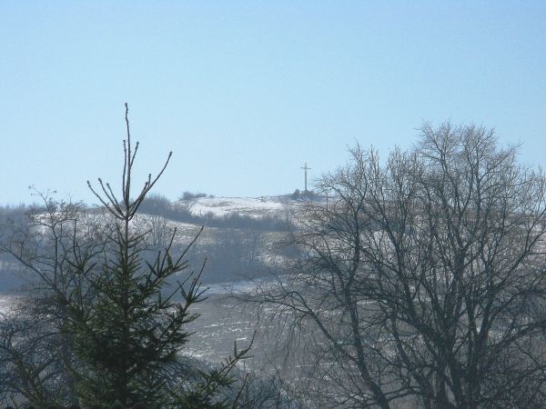 widoczna droga na szczyt z krzyżem, tam ongiś prawosławny monastyr oo. bazylianów i do dziś słychać cerkiewne dzwonki - zboczem Kobylej Góry - 458m npm. Ruiny m