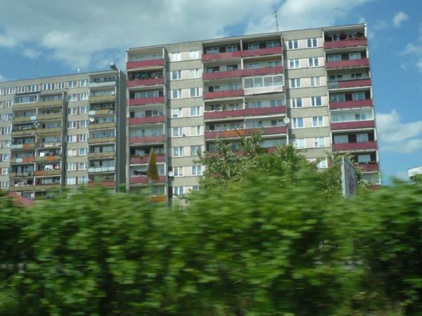 Bloki widziane z okna samochodu.Zapewniam że autorem nie jest Marek Niedźwiecki zdjęcie zrobione przejazdem zokna autobusu posiadam to zdjęcie i nie tylko na pł