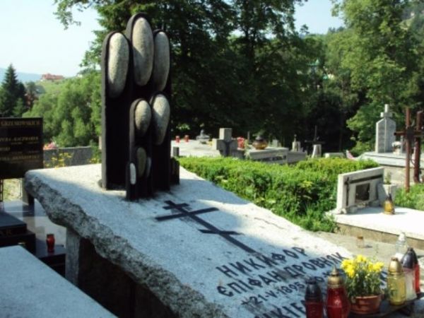 przy grobie Epifana Drowniaka, zwanego Nikiforem Krynickim - wybitnym malarzu prymitywiście, żył w latach 1895 - 1968, w tej galerii też zdjęcie przy pomniku.