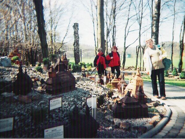 w Centrum Kultury Ekumenicznej, w sektorze Miniatur Budowli Sakralnych. Przy temacie : do zabezpieczenia drewnianych makiet stosowany jest dziegieć - naturalna