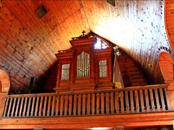 Drewniany kościół parafialny p.w. Matki Boskiej Śnieżnej , zbudowany w 1919 roku wg. projektu inż.arch. Kazimierza Osińskiego.