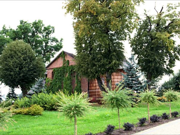 Wzgórze z drewniany kościółkiem  filialnym  pw. Wszystkich Świętych wzniesiony w roku 1676.