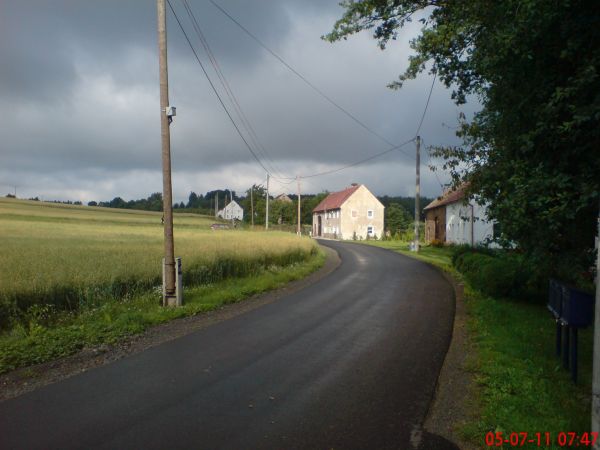Pisaczów-(widok od stawu w stronę Wesołówki)