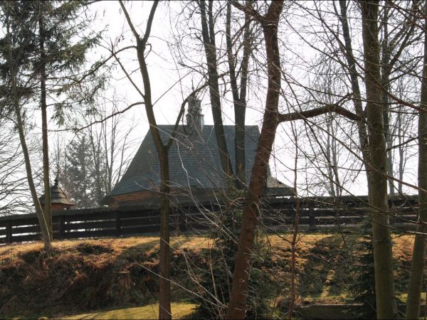 Drewniany kościół konstrukcji zrębowej pw. św. Sebastiana, wzniesiony w roku 1737. W roku 1980 był gruntownie odnawiany z całkowitą wymianą gontów.