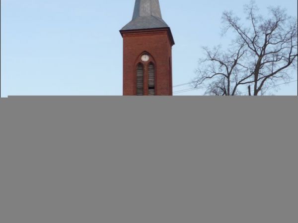 Neogotycki kościół został zbudowany w 1882 r. Zajął miejsce starszej świątyni, z której pochodzą też niektóre elementy wystroju, jak barokowe ołtarze i chrzciel