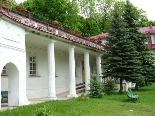 Pałac Leszczyńskich w Krasnobrodzie. Murowany kolumnowy pałac wzniesiony w pierwszej połowie XVII wieku, później przebudowywany. Pałac uległ zniszczeniu w 1914