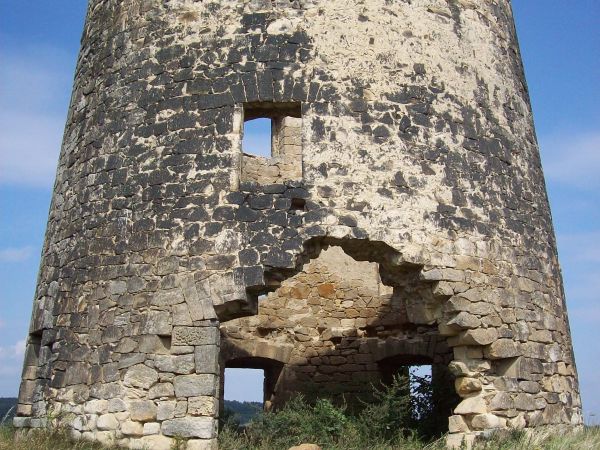 Zniszczony młyn wiatrowy po 1945 roku