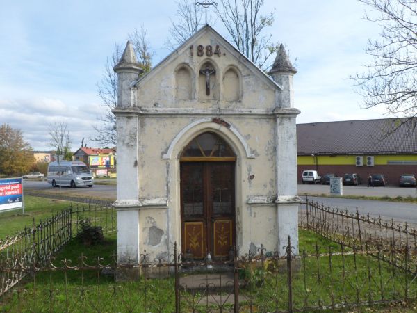 kapliczka przydrożna, zabytkowa, o bogatej stylowej ornamentyce - na rogatkach miasta a zarazem na rozstajach dróg - tu przy drodze do m. Manasterzec - Załuż or