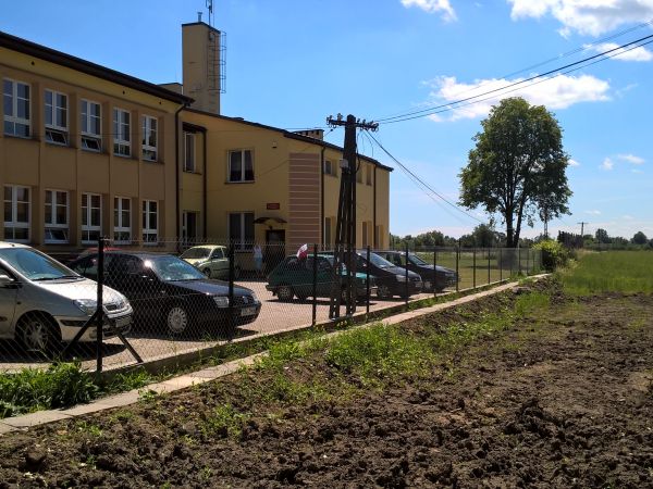 Niezapomniany chodnik do dawnej szkoły podstawowej  na Kardonie .Czy istnieje w całości ? Jak wszyscy wiemy jedną z dzielnic Brzostkowa byla  ......Warszawa  ,t