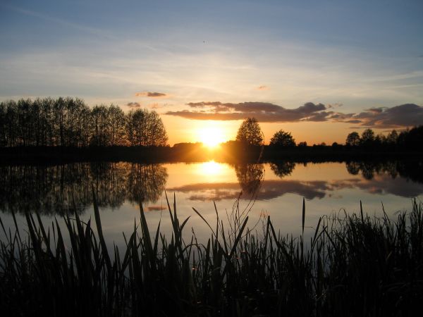Jezioro o zachodzie słońca