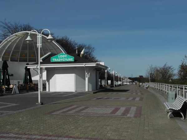 Miejsce spacerów dla wczasowiczów. Jestem tu w kwietniu więc jest trochę pustawo.