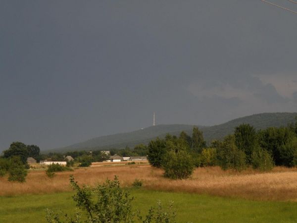 Widok z wioski  wieży telewizyjnej na św. Krzyżu