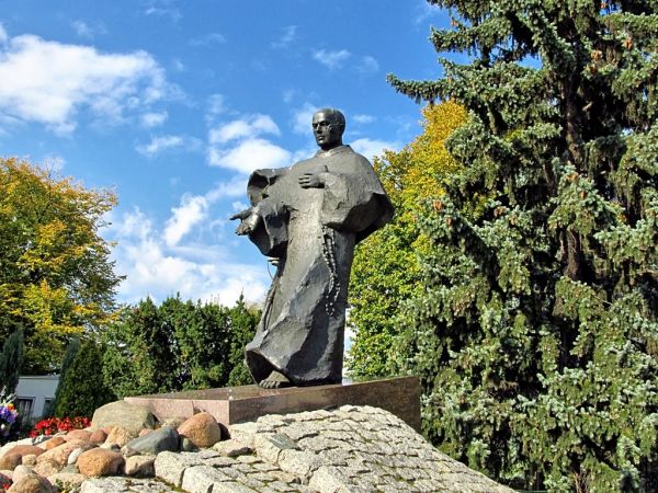 Posąg św. Maksymiiana Kolbe