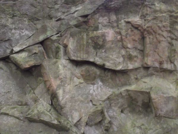 czytelne ślady eksploatacji kamieniołomu - kamień był surowcem cennym i ciągle było na niego zapotrzebowanie, firmy dawały ludziom pracę - niebezpieczną i ciężk