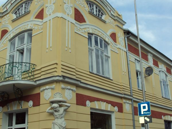 Kamienica "Pod Ćmą" - bywa też nazywana jako "Dom pod Atlasem" - kamienica Kruszelnickich z pocz. XX wieku. zwracają uwagę piękne detale architektoniczne, na fa