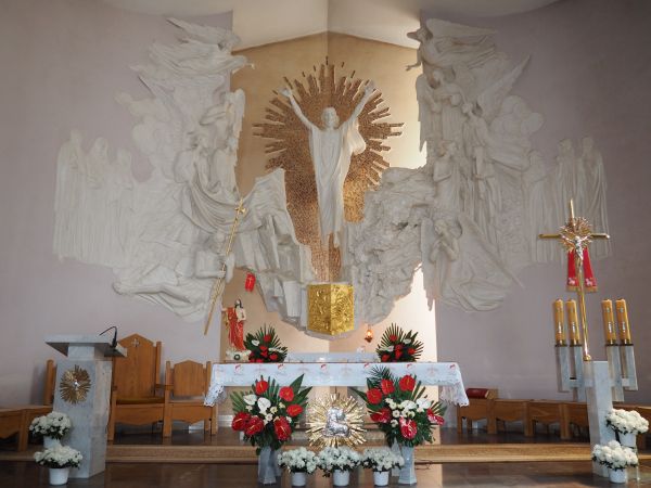 w nowym kościele, ołtarz główny - przedstawia Chrystusa w otoczeniu aniołów.