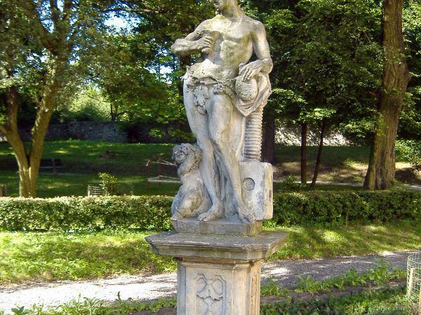 Figura w parku na Gdzichowie