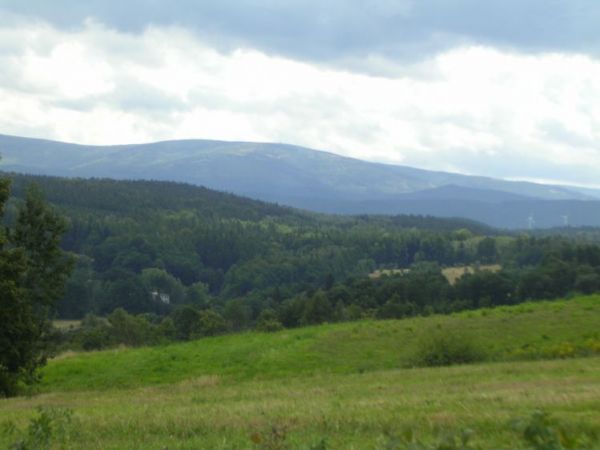 A to Izery. Wiatraki są po stronie czeskiej.