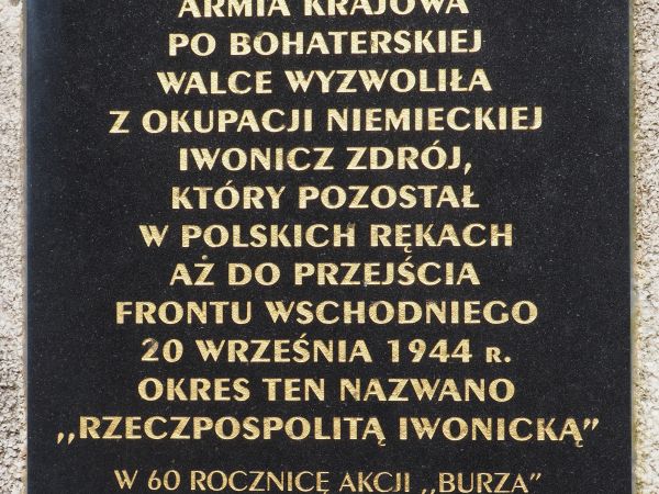na postumencie pomnika tablica - dla upamiętnienia Akcji "Burza" z lipca 1944r.