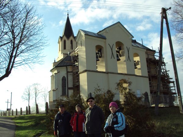 przed dzwonnicą parawanową z trzema zawieszonymi dzwonami, przy kościele od prezbiterium rusztowanie - prace trwają.