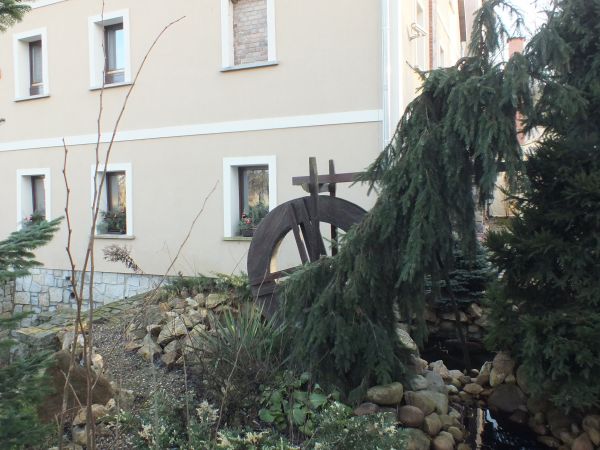 adaptowany na hotel stary młyn z zachowanym kołem młyński