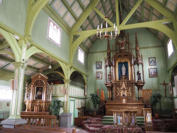 ołtarz główny a po lewej ołtarz boczny, tam obraz Jezusa Miłosiernego. Dach namiotowy z kasetonami.