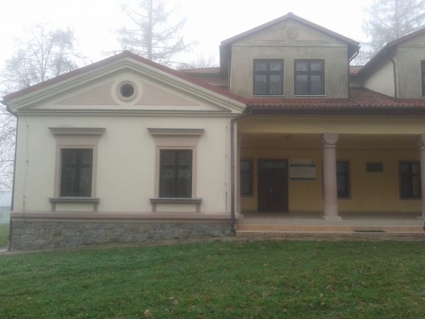 dwór Laskowskich - szkoła podstawowa filialna - we wsi była od 1860r., obecnie w obiekcie po byłym dworze.